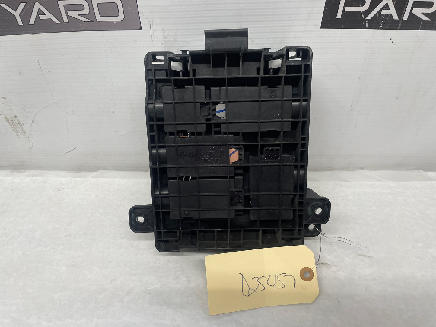 2014 Chevy SS Sedan Engine Bay Fuse Box Panel Retainer Block OEM - Day's Parts Yard