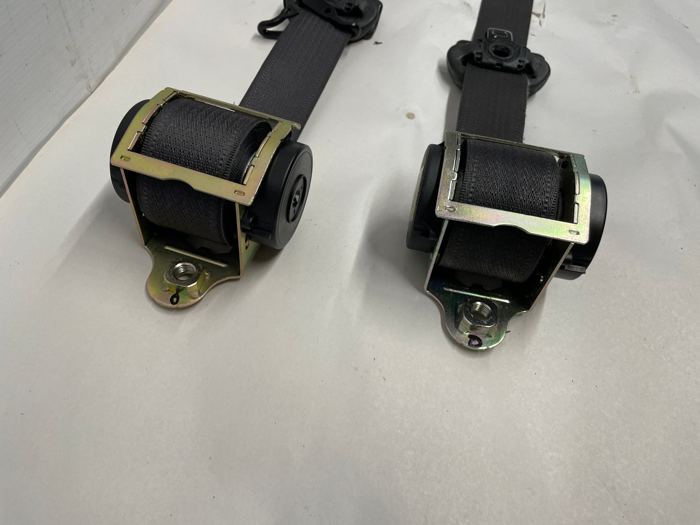 2005 Pontiac GTO LH & RH Front Seat Belt Retractor OEM - Day's Parts Yard
