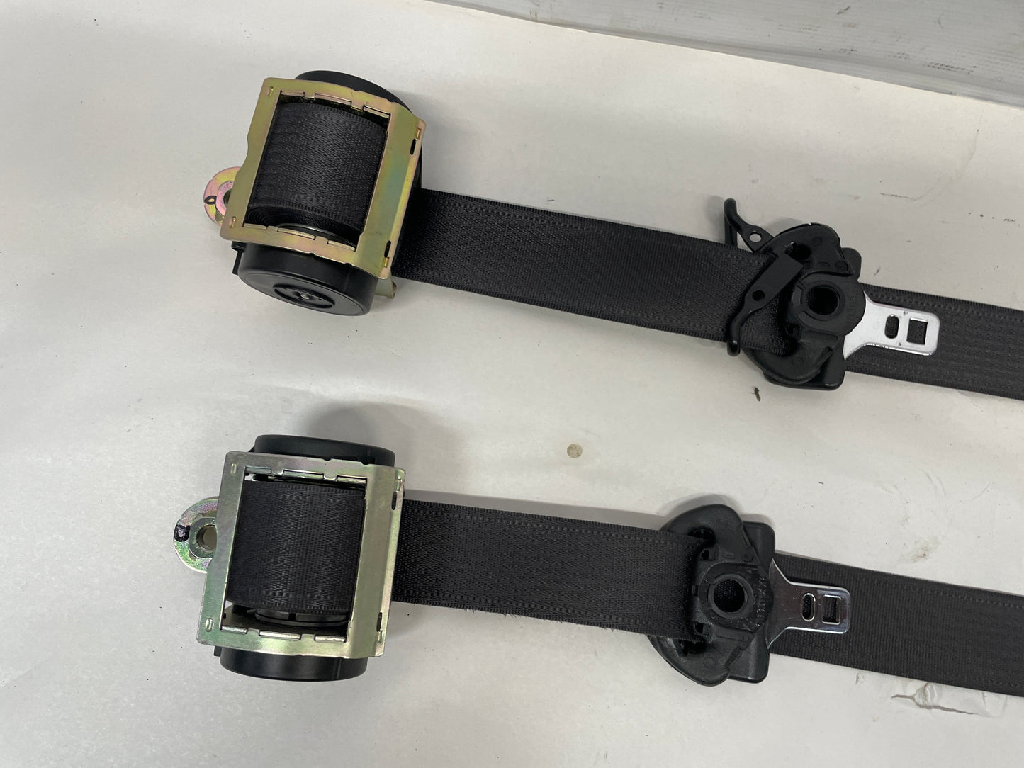 2005 Pontiac GTO LH & RH Front Seat Belt Retractor OEM - Day's Parts Yard