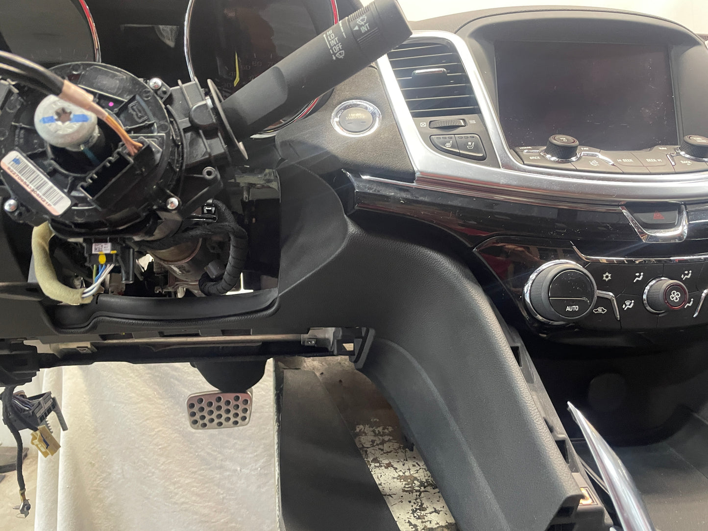 2014 Chevy SS Sedan Complete Dash & Center Console w/ Shifter OEM - Day's Parts Yard