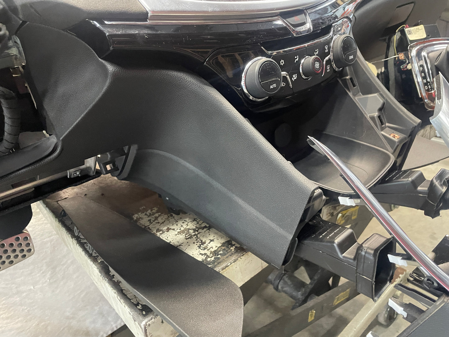 2014 Chevy SS Sedan Complete Dash & Center Console w/ Shifter OEM - Day's Parts Yard
