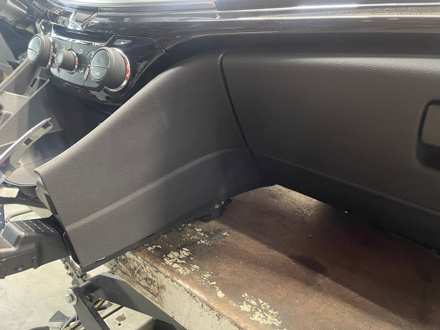 2014 Chevy SS Sedan Complete Dash & Center Console w/ Shifter OEM - Day's Parts Yard