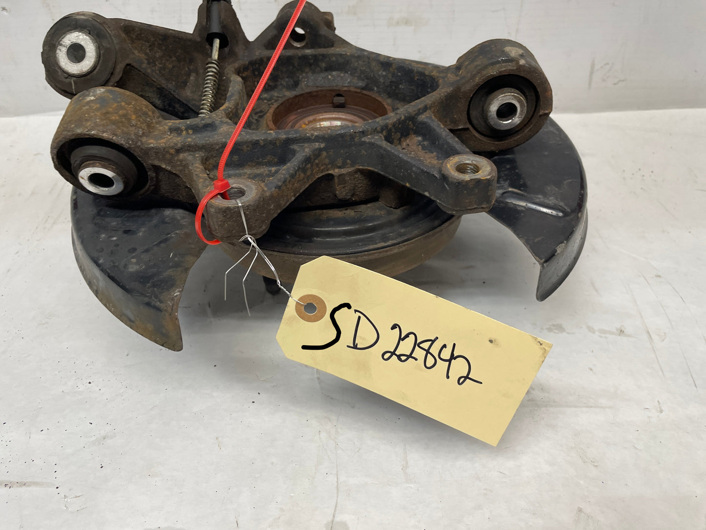 2013 Chevy Caprice PPV RH Passenger Rear Suspension Spindle Hub Knuckle Assembly OEM - Day's Parts Yard