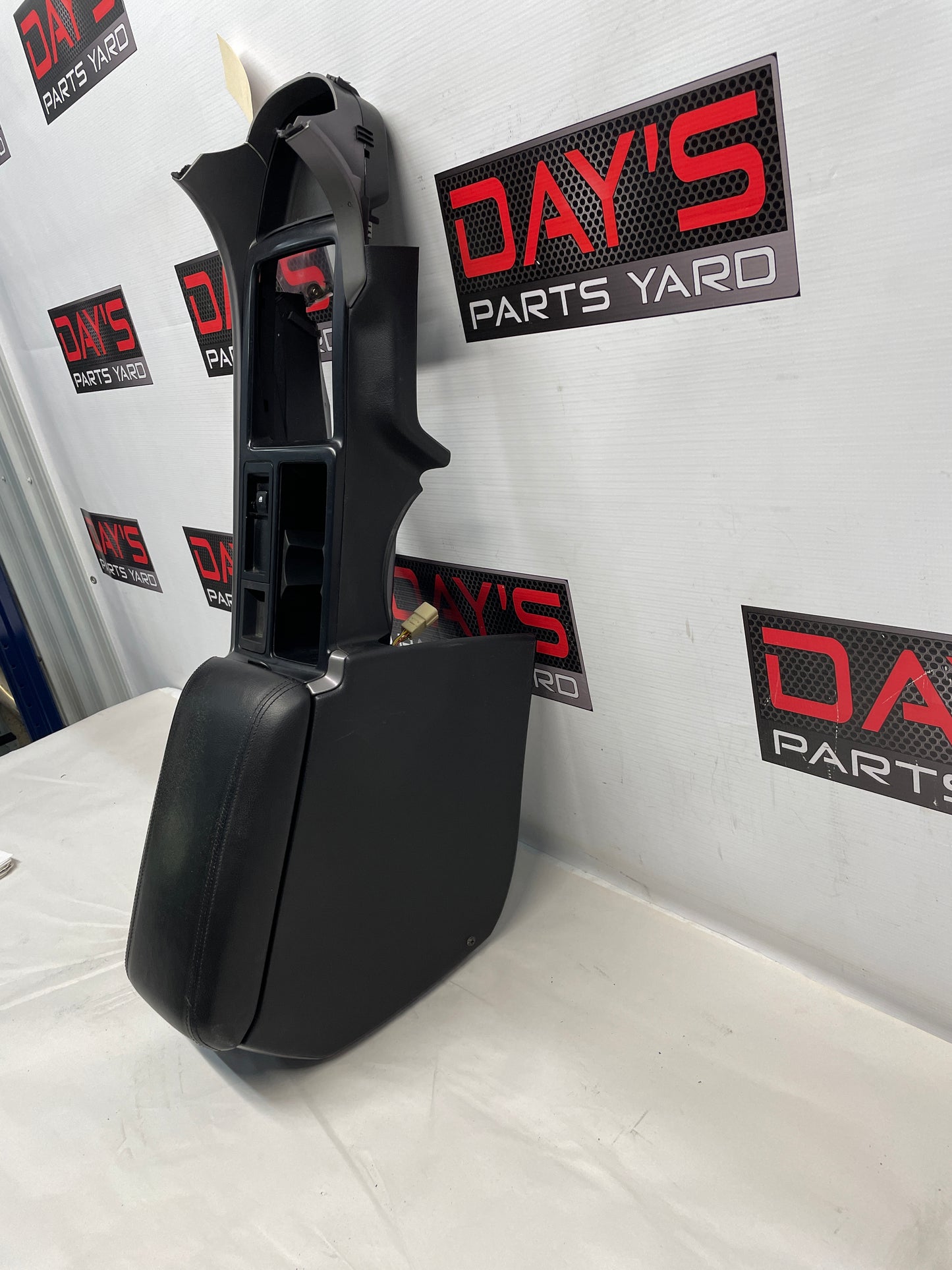 2005 Pontiac GTO Center Console Armrest OEM - Day's Parts Yard