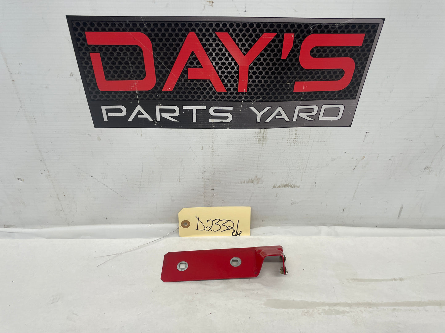2005 Pontiac GTO RH Passenger Side Skirt Rocker Molding Fender Bracket OEM - Day's Parts Yard