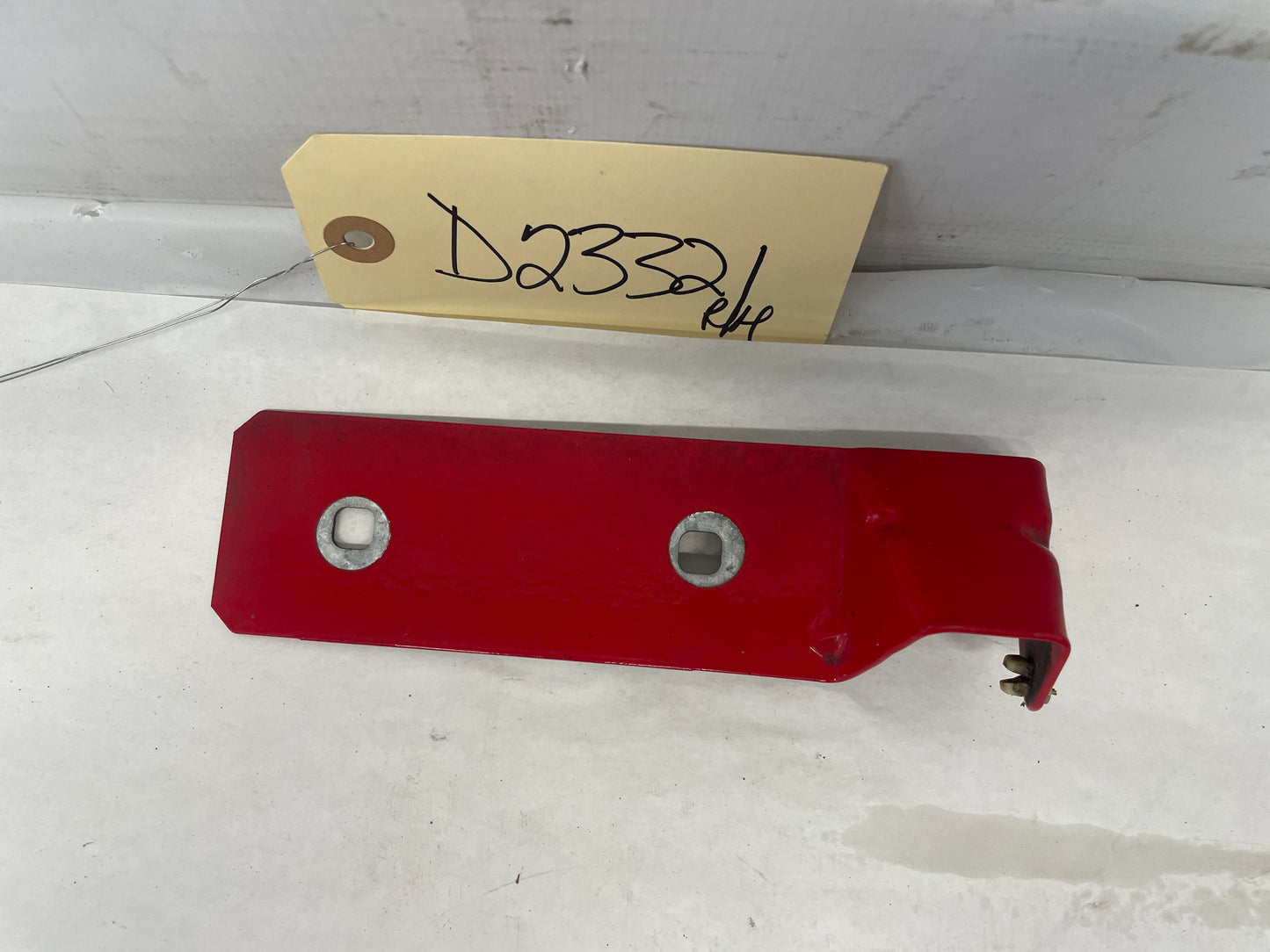 2005 Pontiac GTO RH Passenger Side Skirt Rocker Molding Fender Bracket OEM - Day's Parts Yard