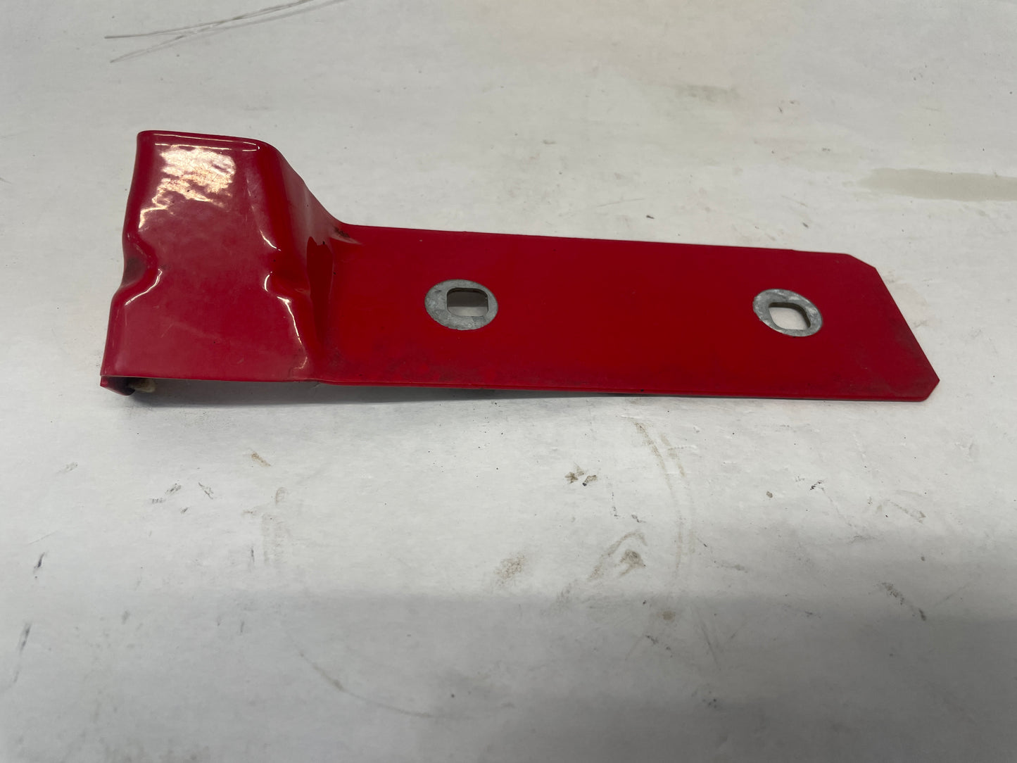 2005 Pontiac GTO RH Passenger Side Skirt Rocker Molding Fender Bracket OEM - Day's Parts Yard