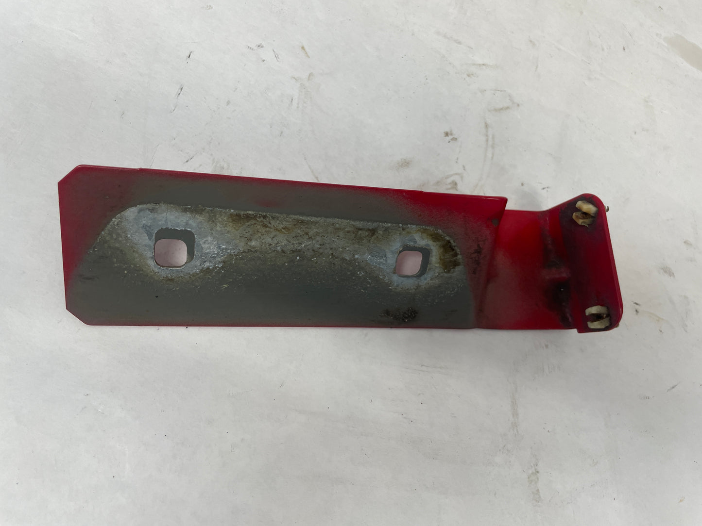 2005 Pontiac GTO RH Passenger Side Skirt Rocker Molding Fender Bracket OEM - Day's Parts Yard