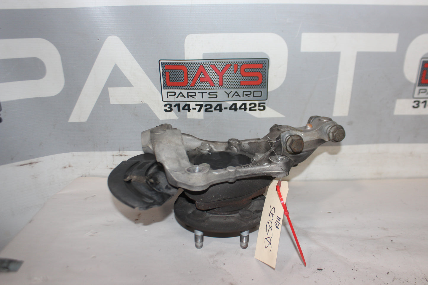 2016 Cadillac ATS-V Front RH Passenger Spindle Knuckle Hub OEM - Day's Parts Yard