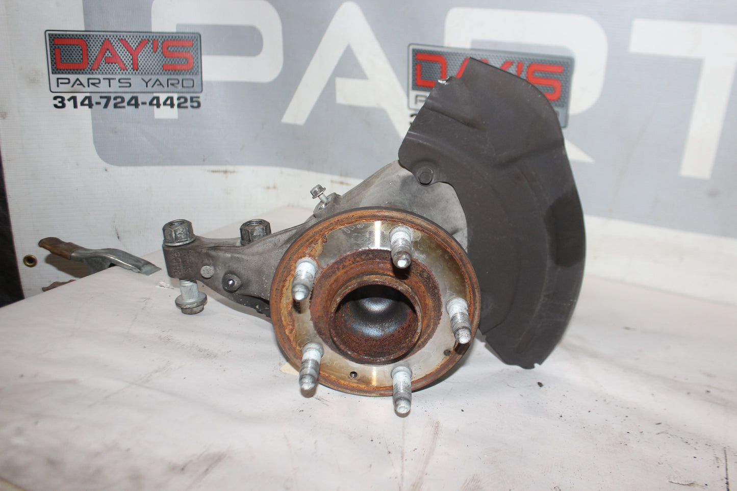 2016 Cadillac ATS-V Front RH Passenger Spindle Knuckle Hub OEM - Day's Parts Yard