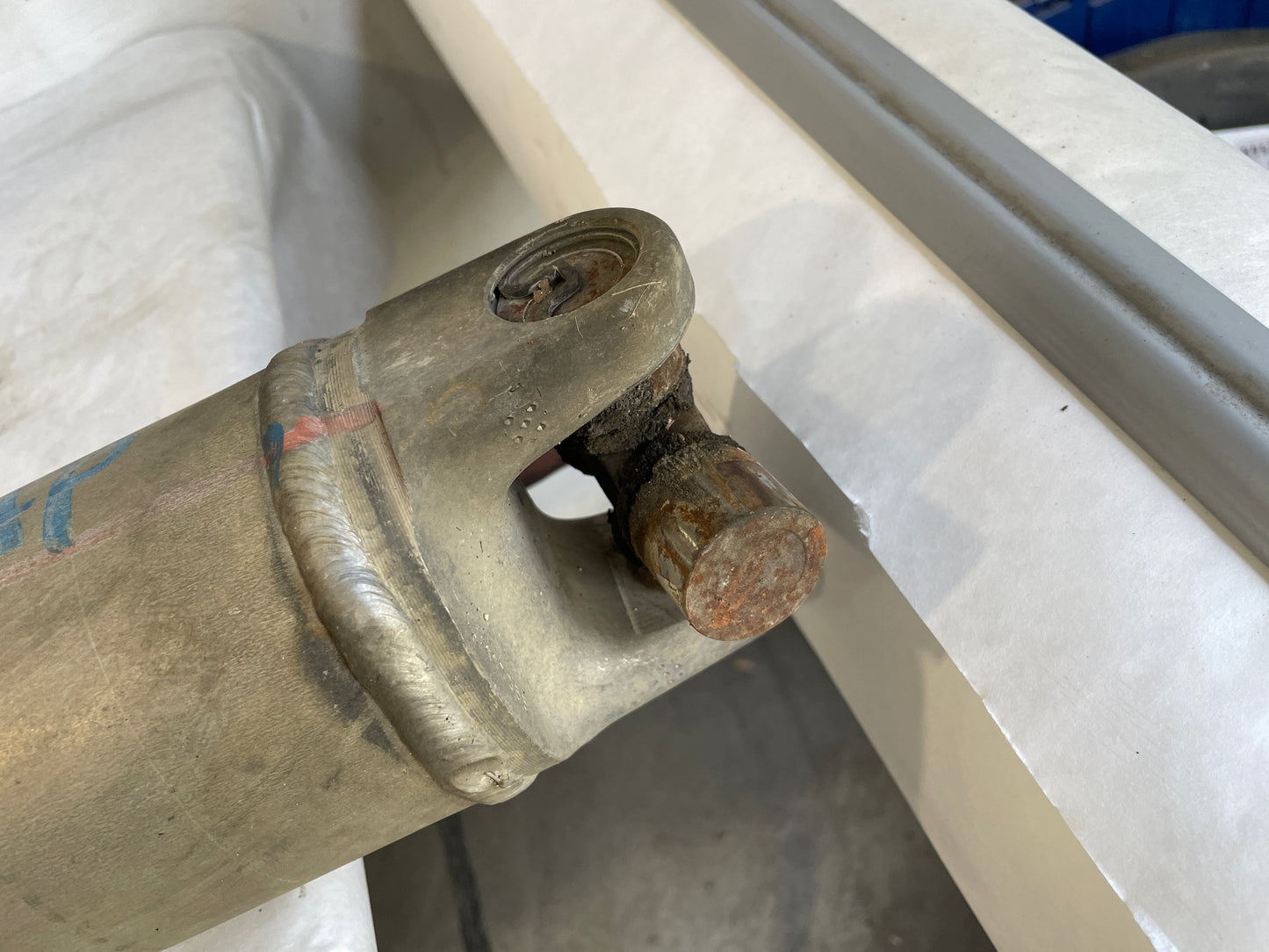 2013 Chevy Silverado Rear Driveshaft Drive Shaft OEM - Day's Parts Yard