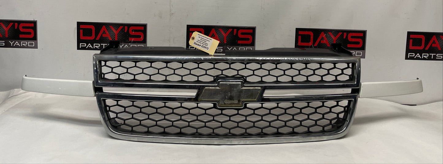 2006 Chevy Silverado C2500 Front Grille OEM - Day's Parts Yard