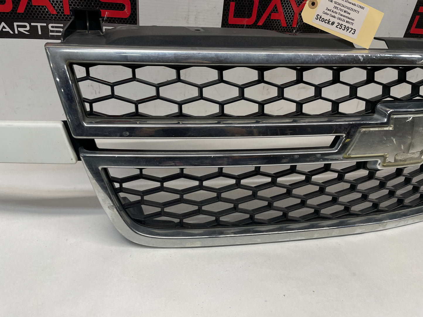 2006 Chevy Silverado C2500 Front Grille OEM - Day's Parts Yard