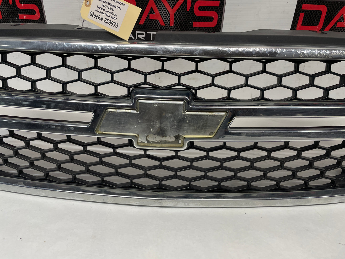 2006 Chevy Silverado C2500 Front Grille OEM - Day's Parts Yard