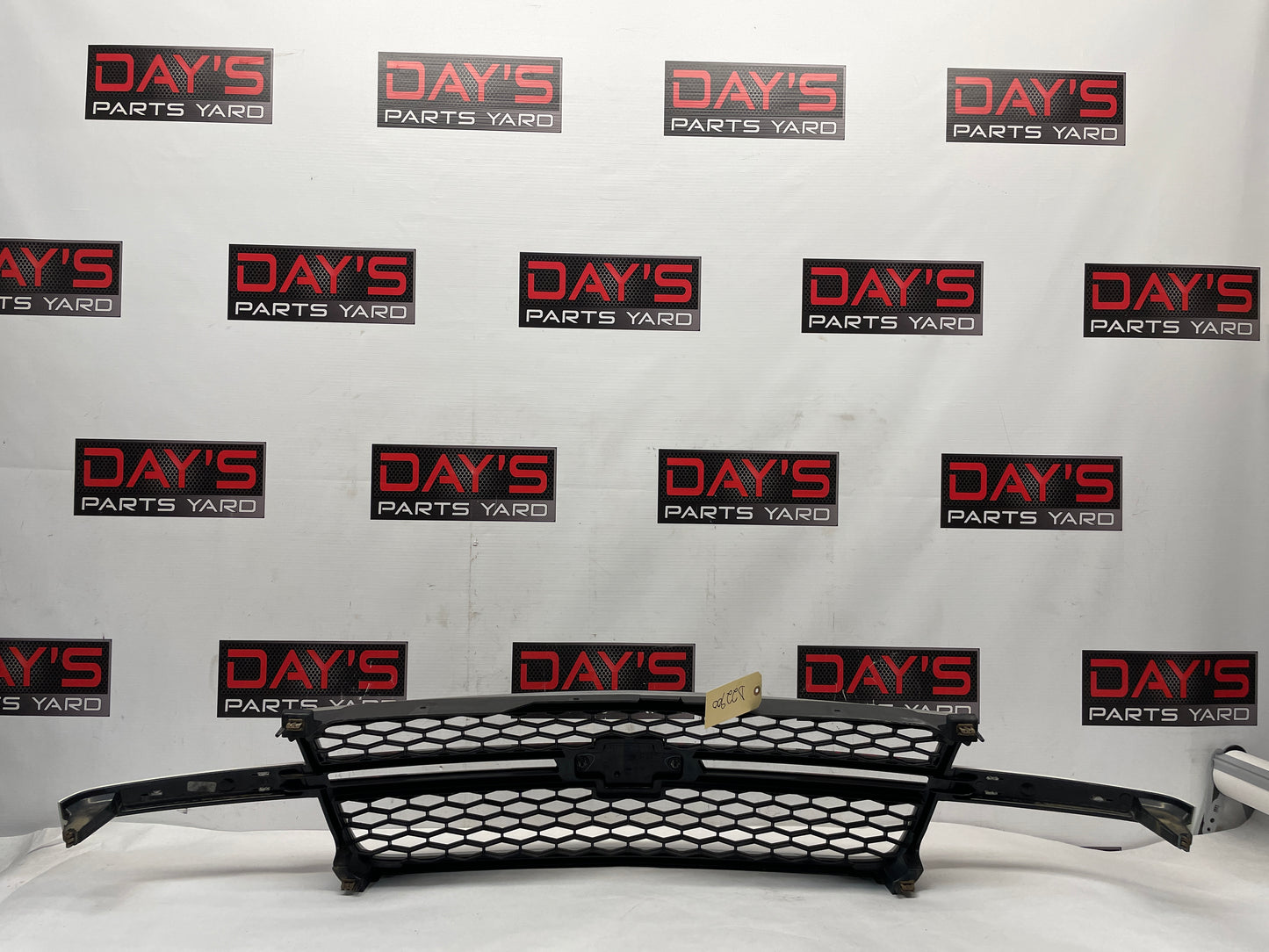 2006 Chevy Silverado C2500 Front Grille OEM - Day's Parts Yard