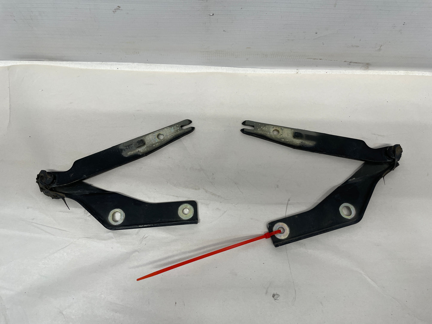 2005 Pontiac GTO RH & LH Hood Hinges OEM - Day's Parts Yard