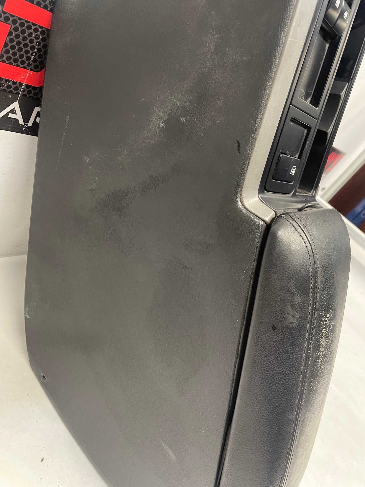 2006 Pontiac GTO Center Console Armrest Assembly OEM - Day's Parts Yard