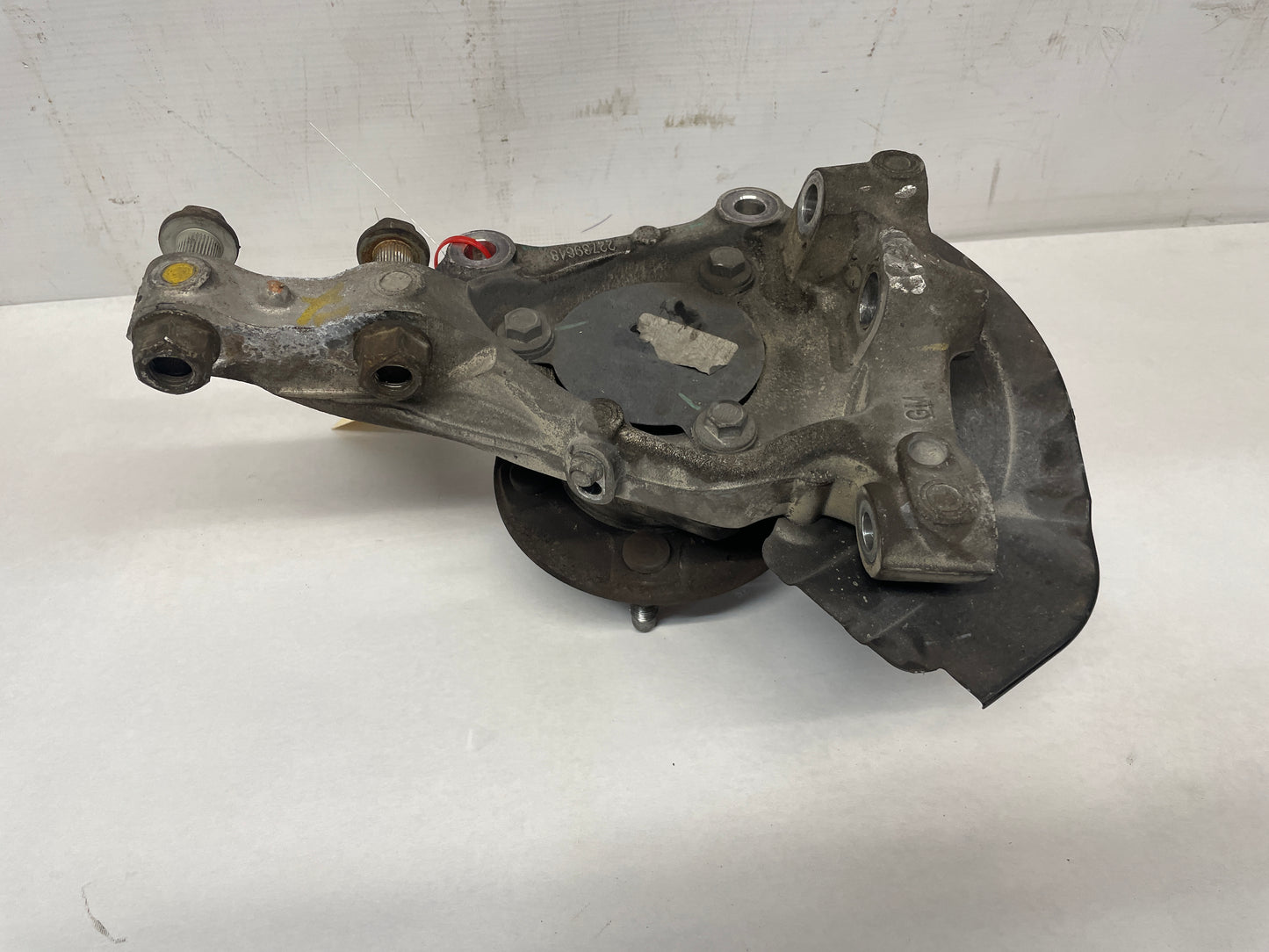 2016 Cadillac ATS-V Front RH Passenger Spindle Knuckle Hub OEM - Day's Parts Yard