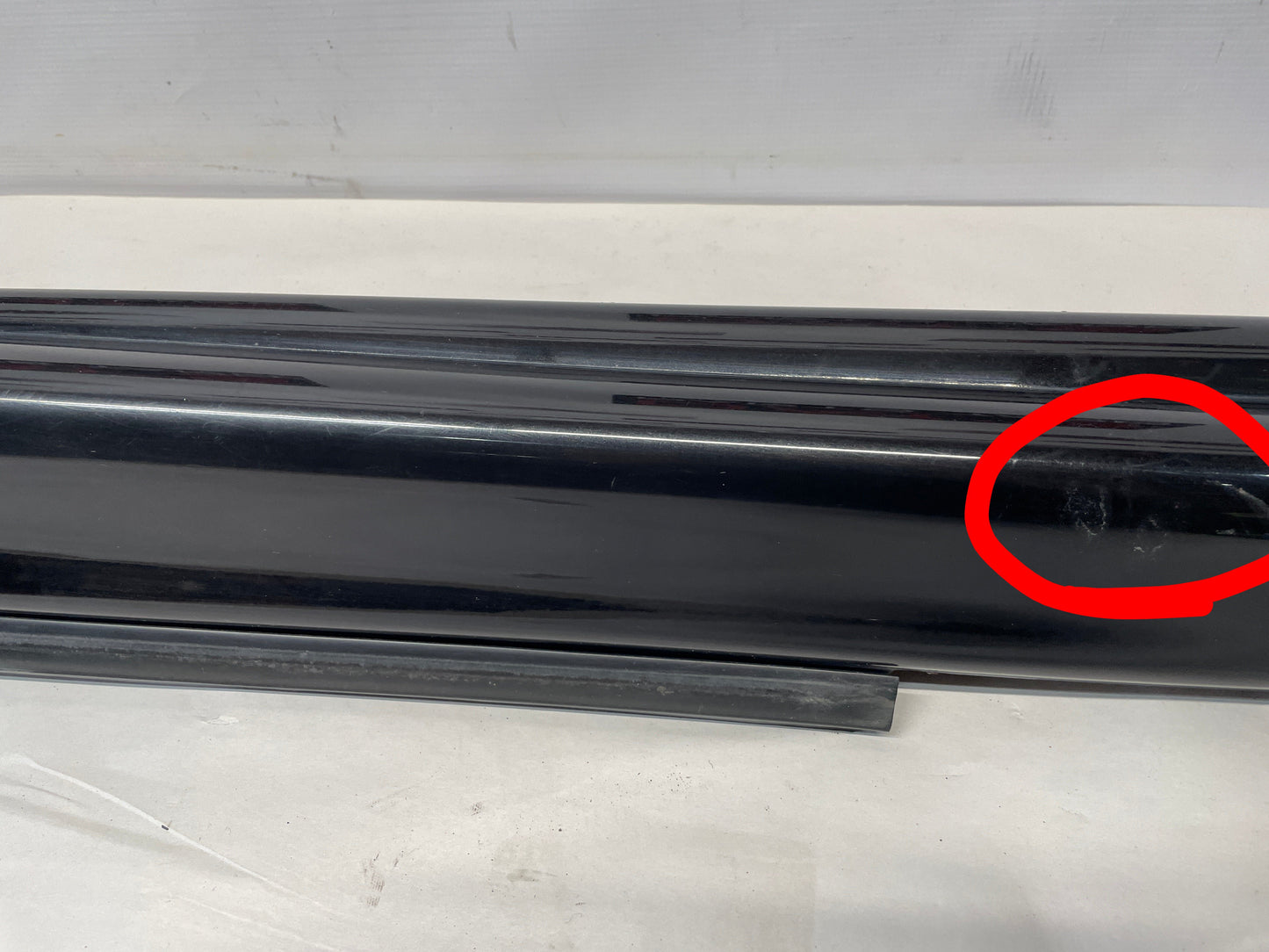 2005 Pontiac GTO RH Passenger Rocker Molding Trim OEM - Day's Parts Yard