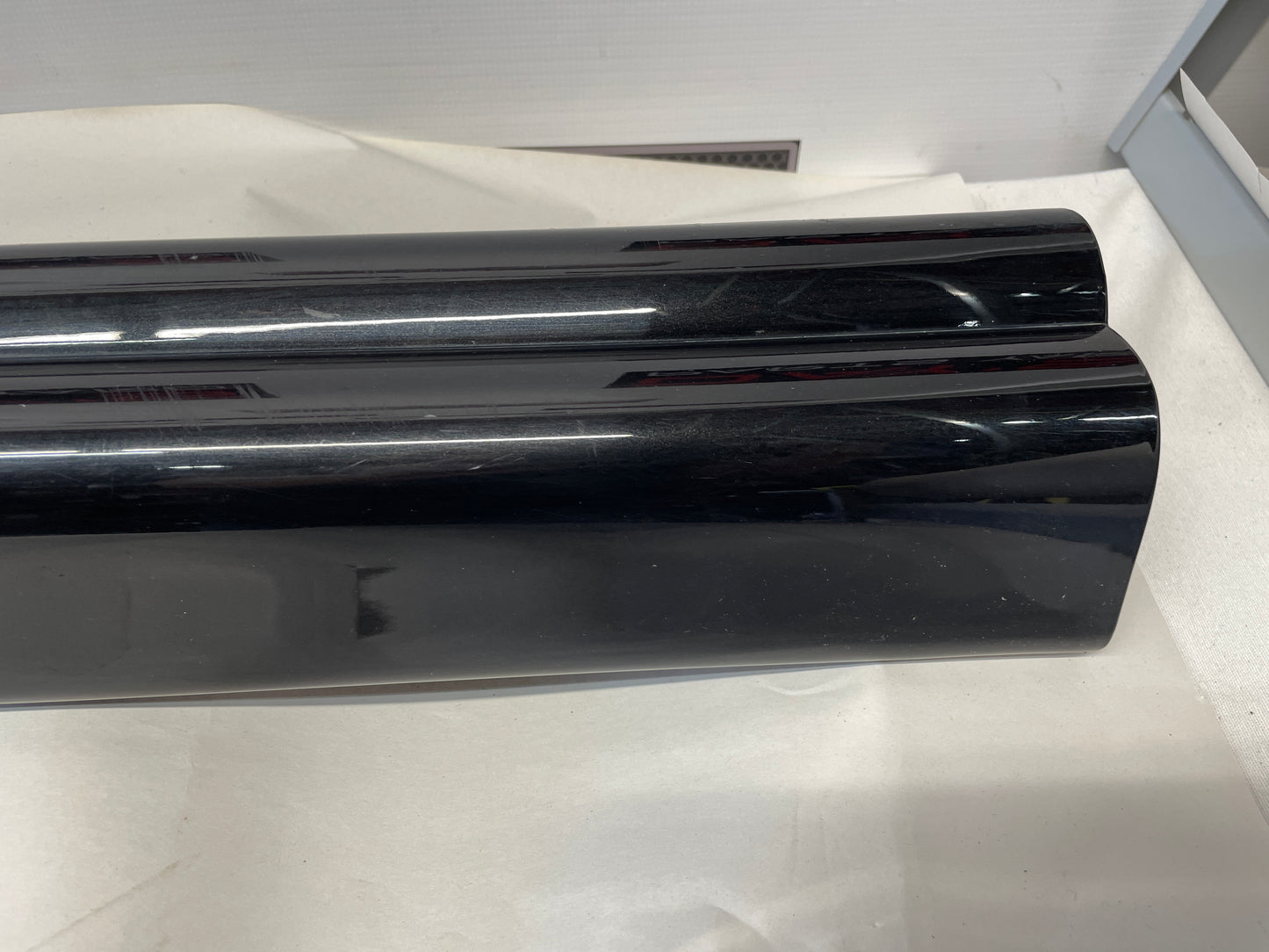 2005 Pontiac GTO RH Passenger Rocker Molding Trim OEM - Day's Parts Yard