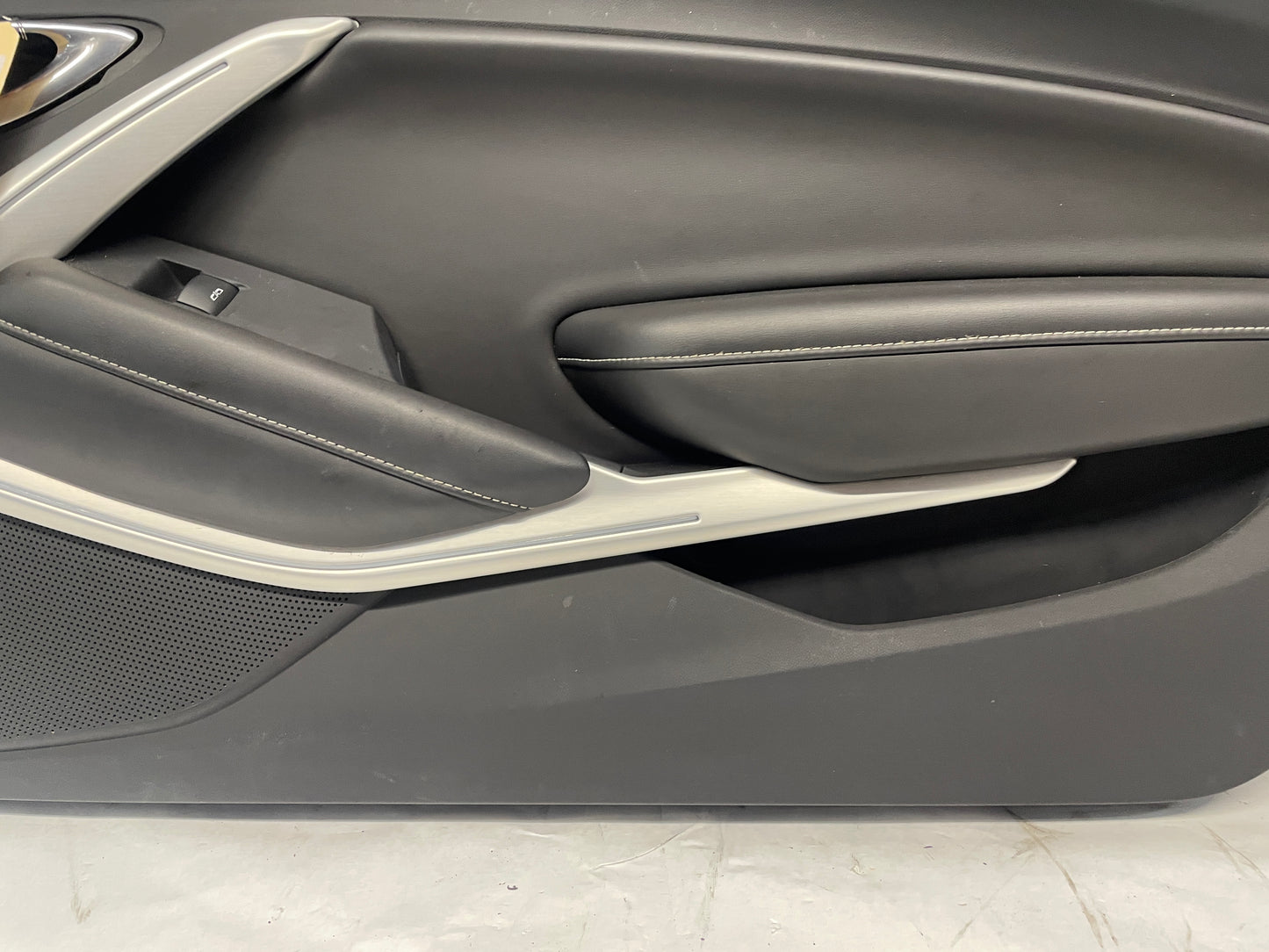 2018 Chevy Camaro SS RH Passenger Front Door Panel OEM - Day's Parts Yard