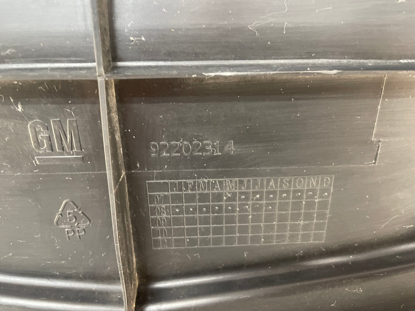 2009 Pontiac G8 Radiator Air Inlet Duct Shroud OEM - Day's Parts Yard