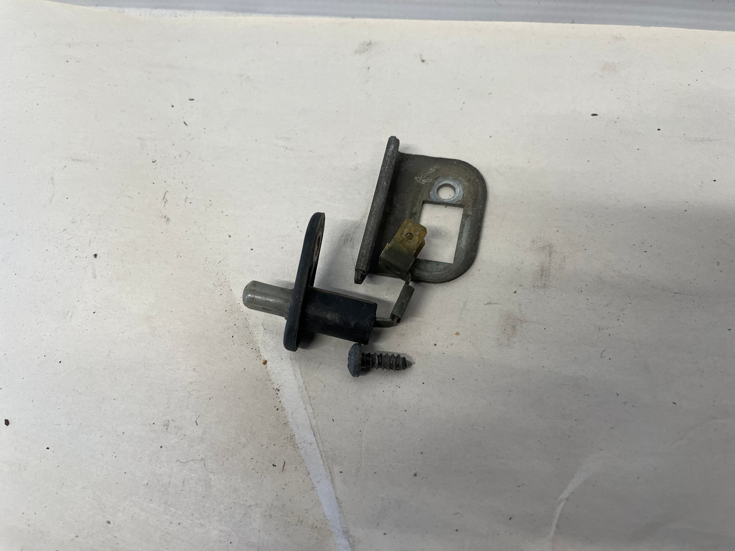 2005 Pontiac GTO Trunk Deck Lid Trigger Switch OEM - Day's Parts Yard