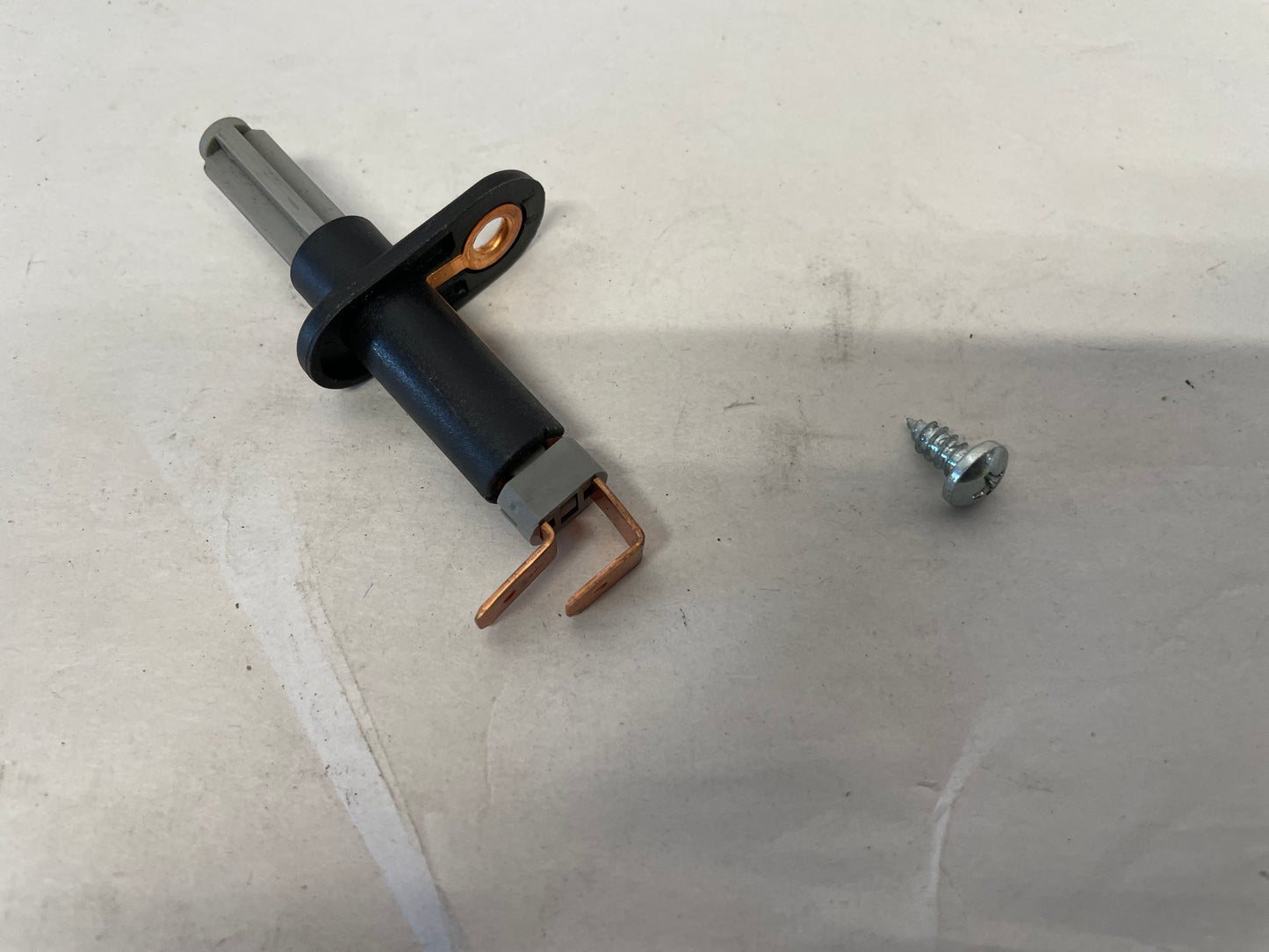 2005 Pontiac GTO Trunk Deck Lid Sensor OEM - Day's Parts Yard