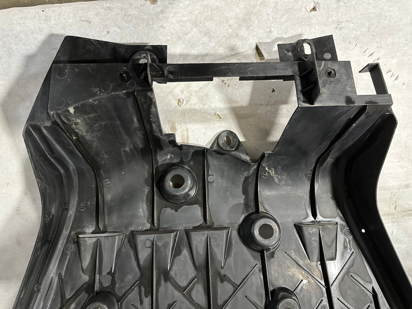 2006 Pontiac GTO Rear Air Deflector Differential Center Lower Body Cover OEM - Day's Parts Yard