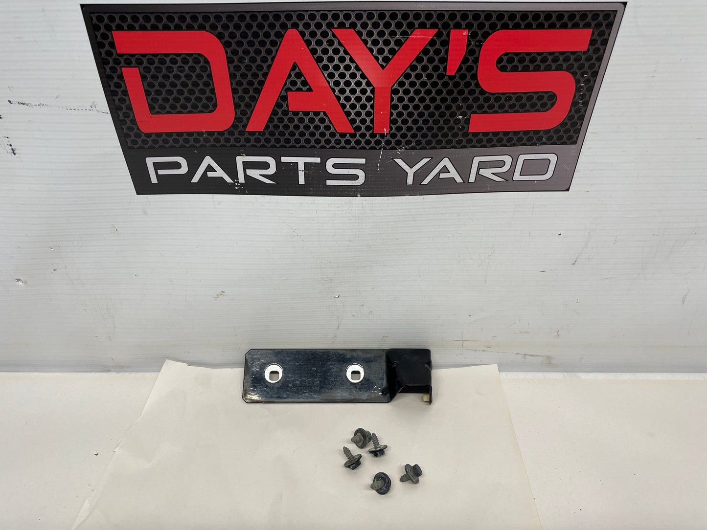 2005 Pontiac GTO Front LH Driver Side Skirt Rocker Molding Bracket OEM - Day's Parts Yard
