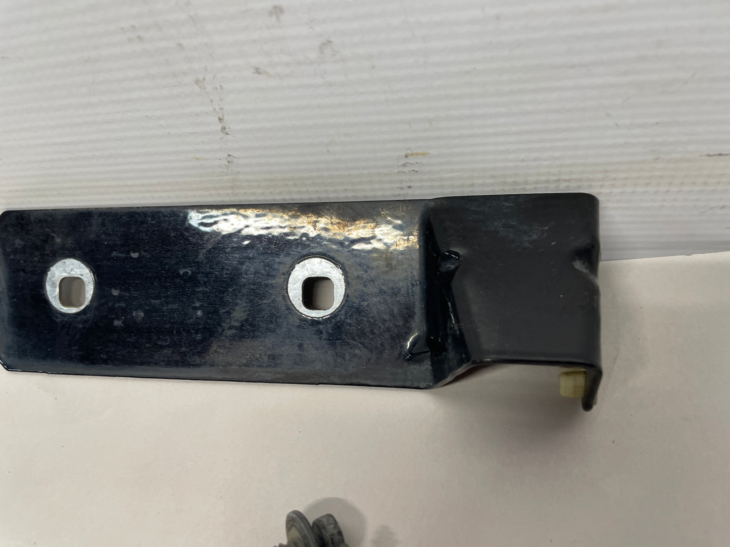 2005 Pontiac GTO Front LH Driver Side Skirt Rocker Molding Bracket OEM - Day's Parts Yard