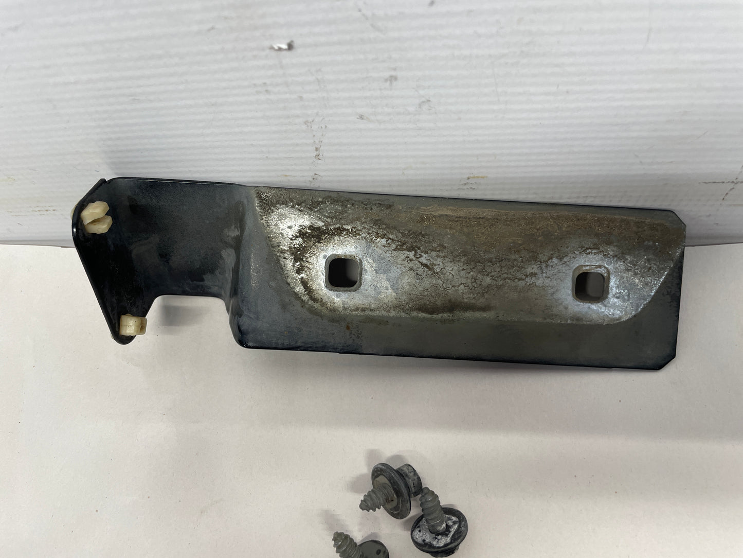 2005 Pontiac GTO Front LH Driver Side Skirt Rocker Molding Bracket OEM - Day's Parts Yard