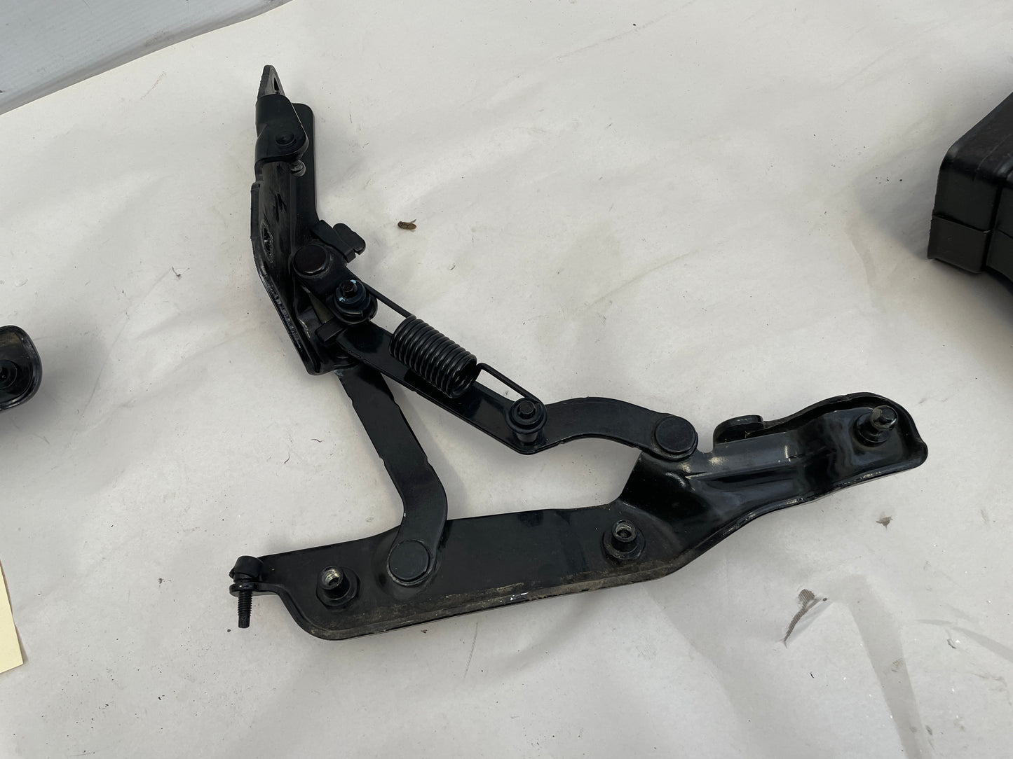 2017 Chevy SS Sedan RH & LH Trunk Hinges OEM - Day's Parts Yard