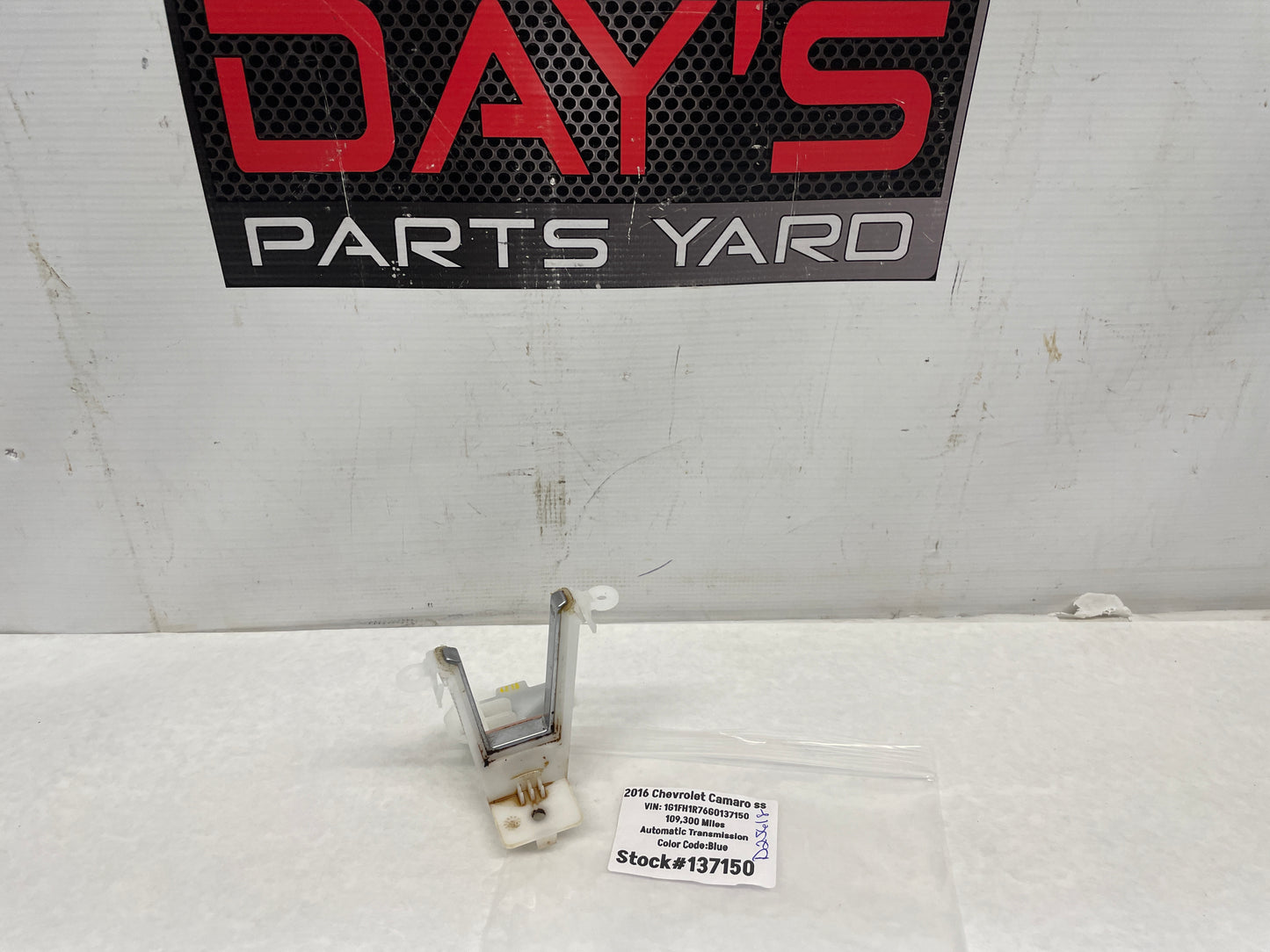 2016 Chevy Camaro SS Center Console Key Transmitter Light OEM - Day's Parts Yard
