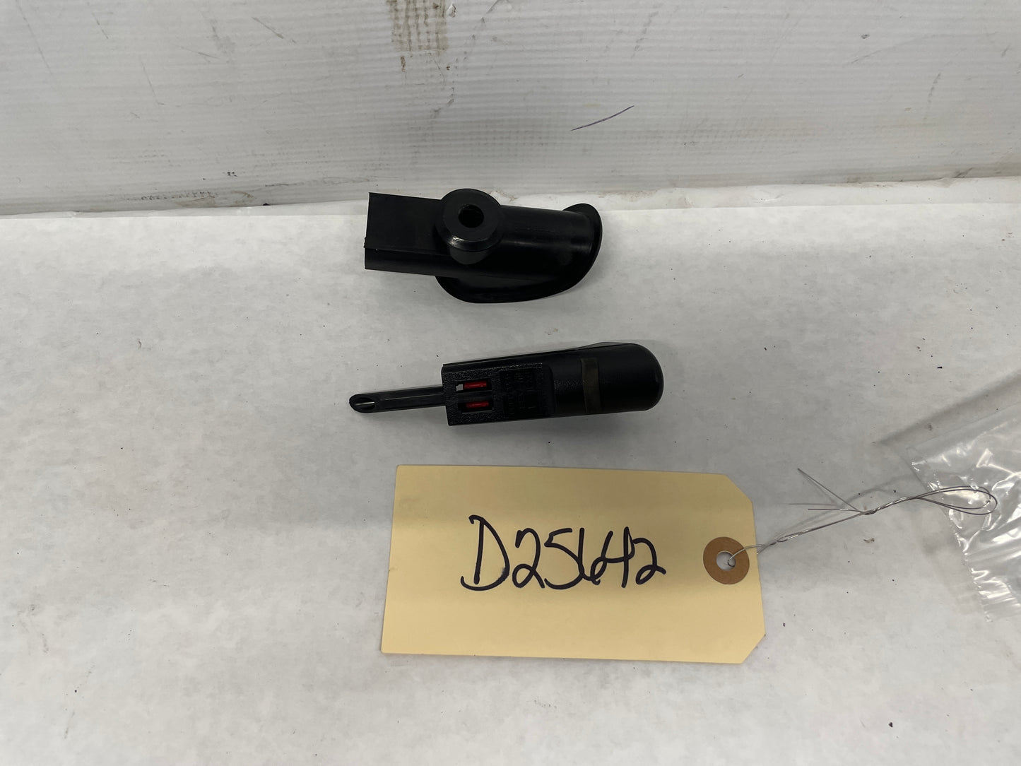 2005 Pontiac GTO Interior Door Lock Knob w/ Outer Trim OEM - Day's Parts Yard