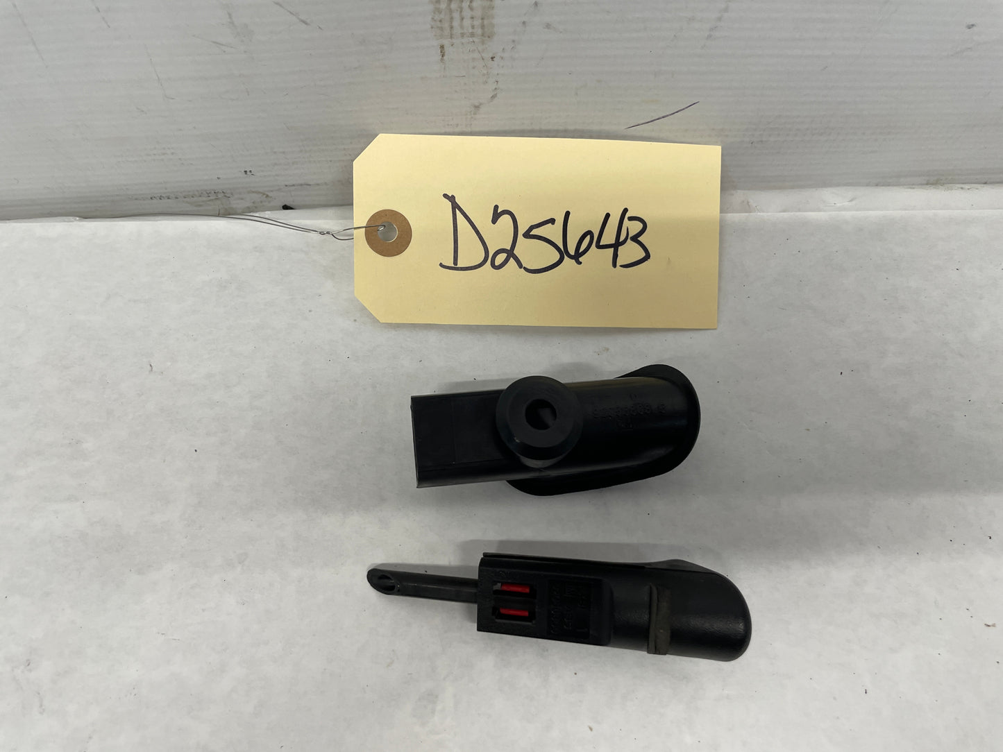 2005 Pontiac GTO Interior Door Lock Knob w/ Outer Trim OEM - Day's Parts Yard