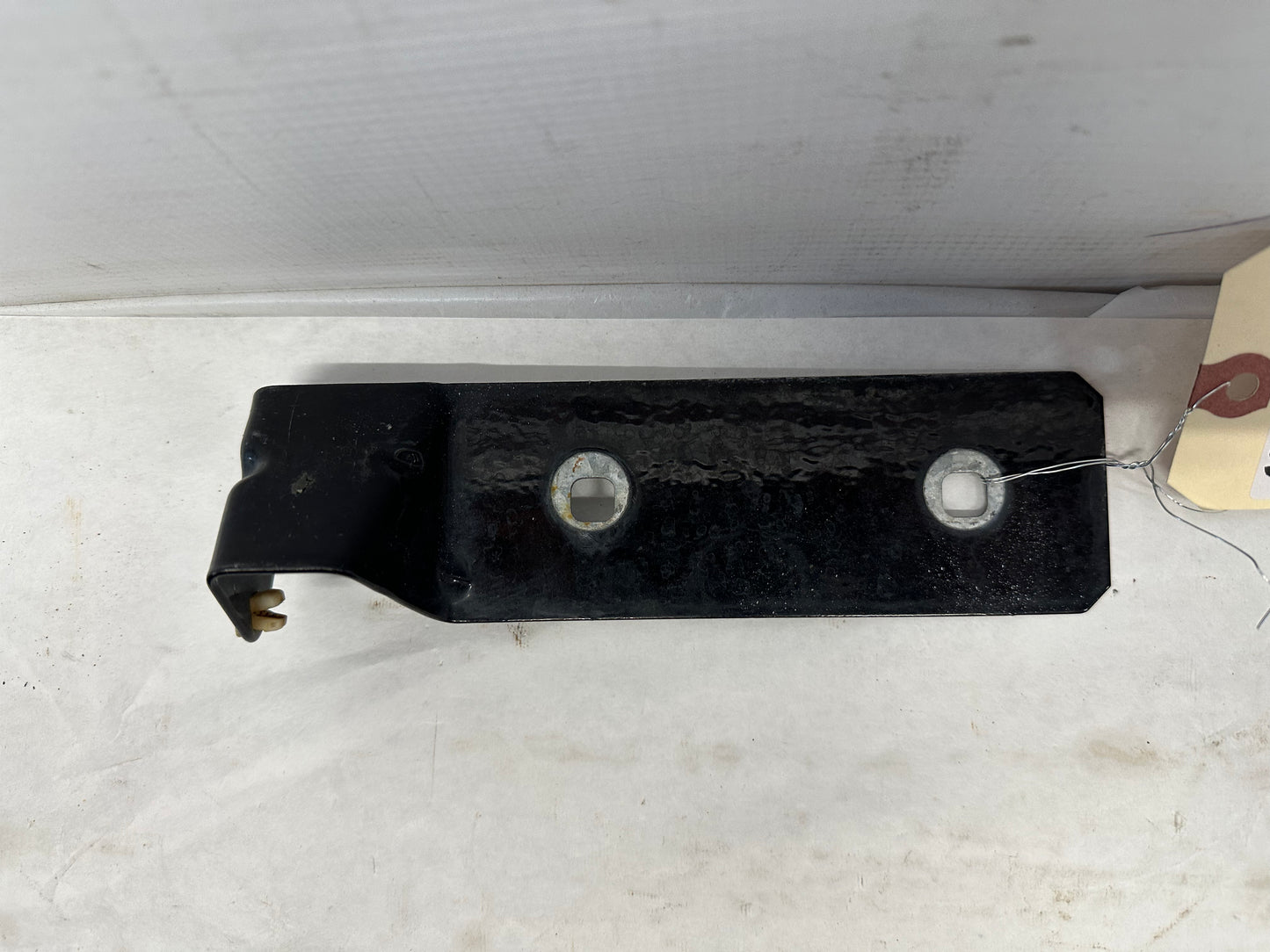 2006 Pontiac GTO LH Driver Fender Side Skirt Rocker Molding Bracket OEM - Day's Parts Yard