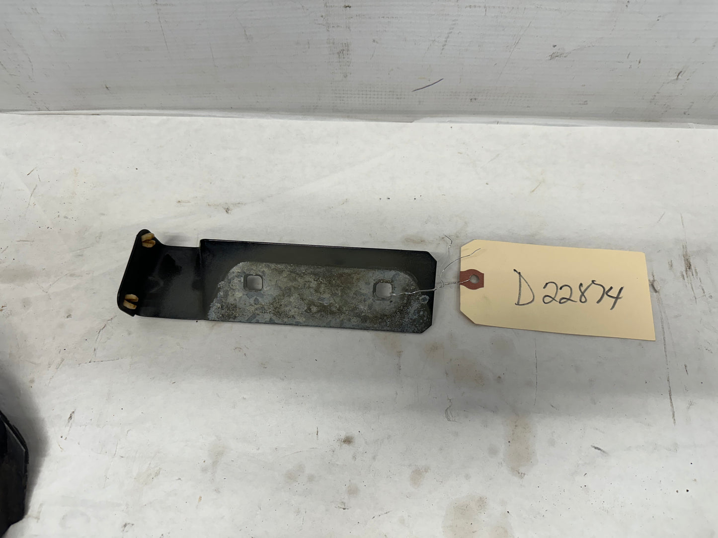 2006 Pontiac GTO LH Driver Fender Side Skirt Rocker Molding Bracket OEM - Day's Parts Yard