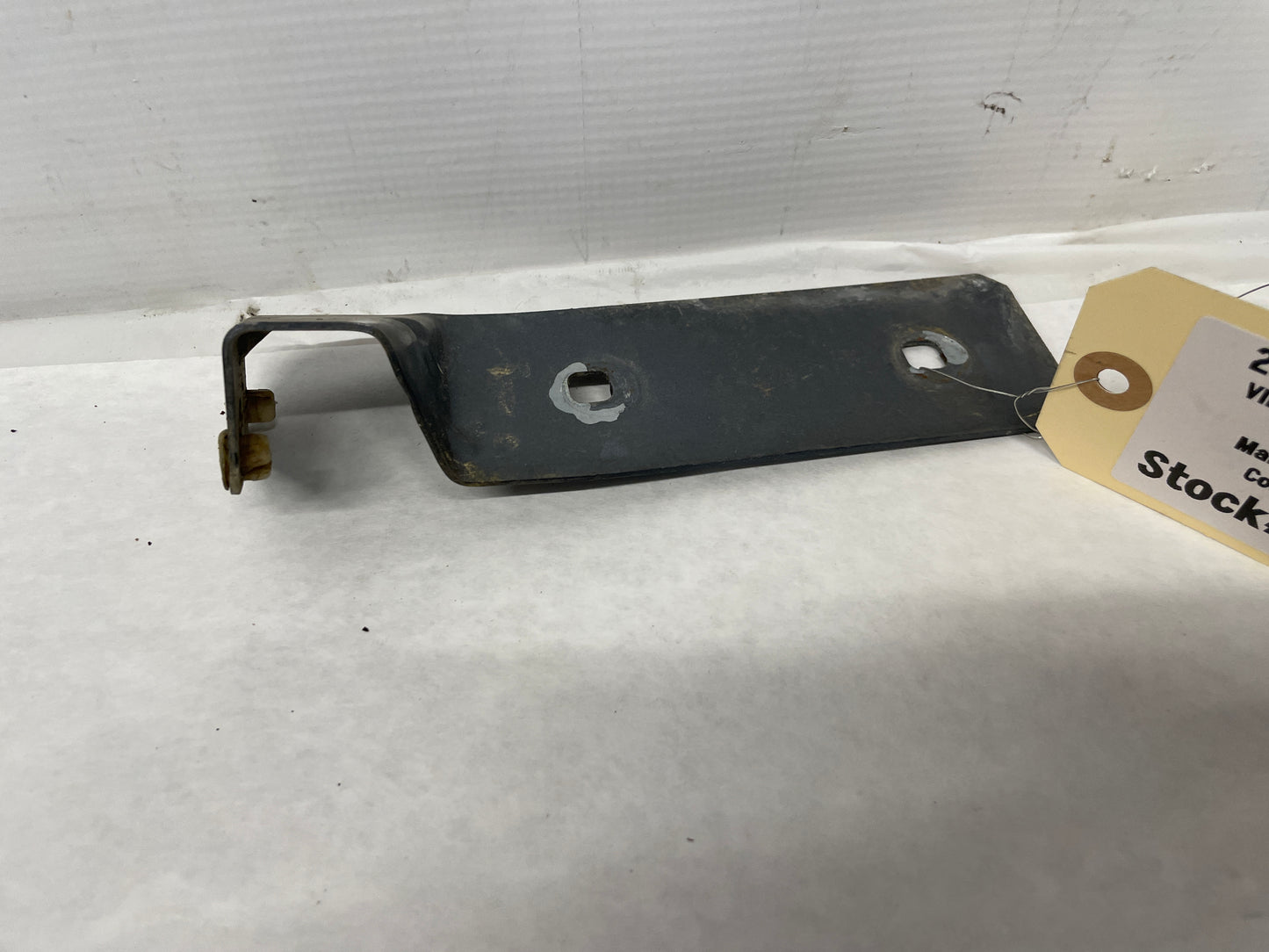 2005 Pontiac GTO LH Driver Fender Side Skirt Rocker Molding Support Bracket OEM - Day's Parts Yard