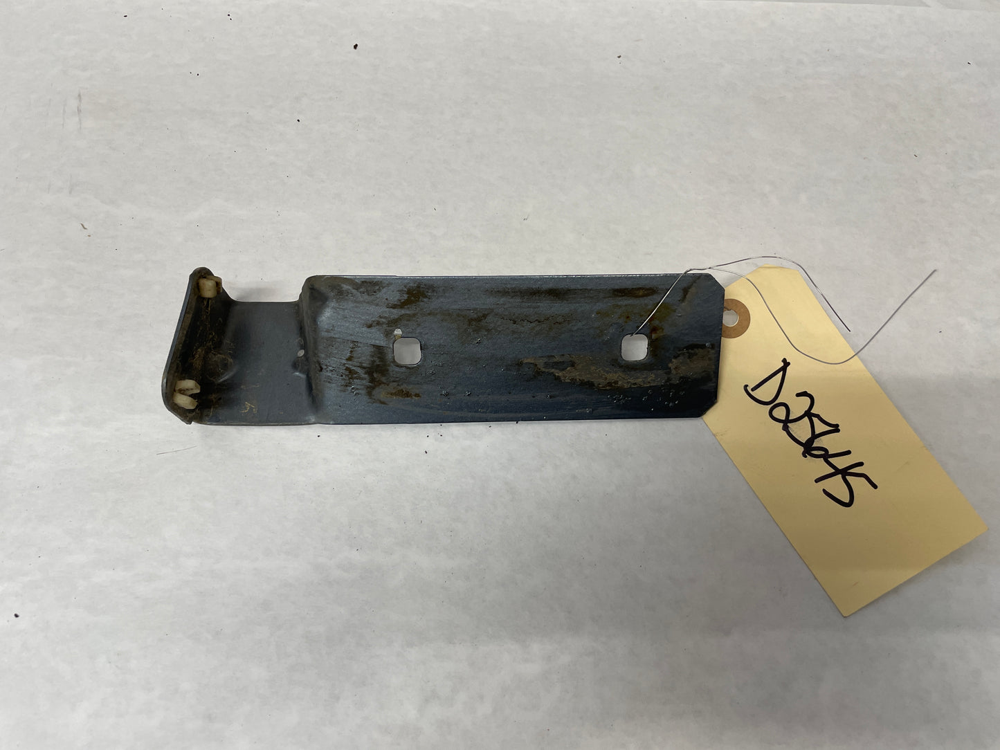 2005 Pontiac GTO LH Driver Fender Side Skirt Rocker Molding Support Bracket OEM - Day's Parts Yard