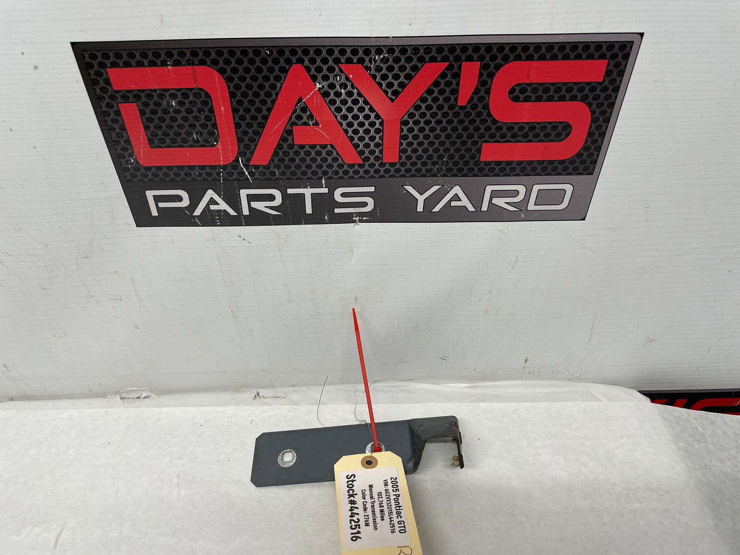 2005 Pontiac GTO RH Passenger Fender Side Skirt Rocker Molding Support Bracket OEM - Day's Parts Yard