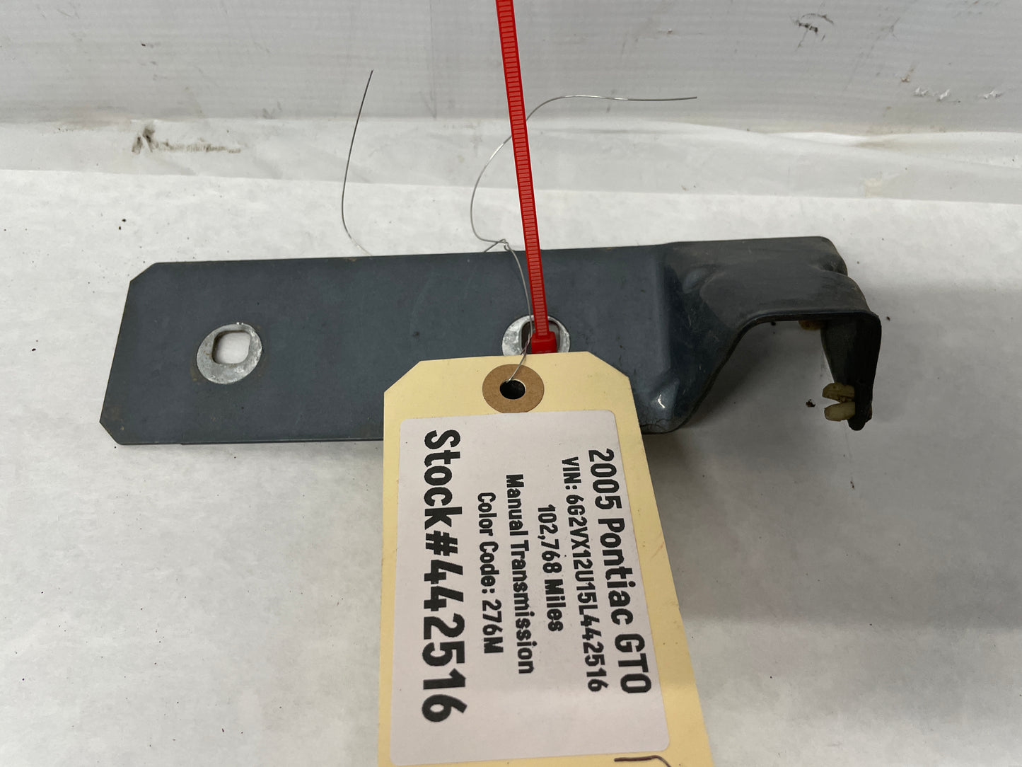 2005 Pontiac GTO RH Passenger Fender Side Skirt Rocker Molding Support Bracket OEM - Day's Parts Yard