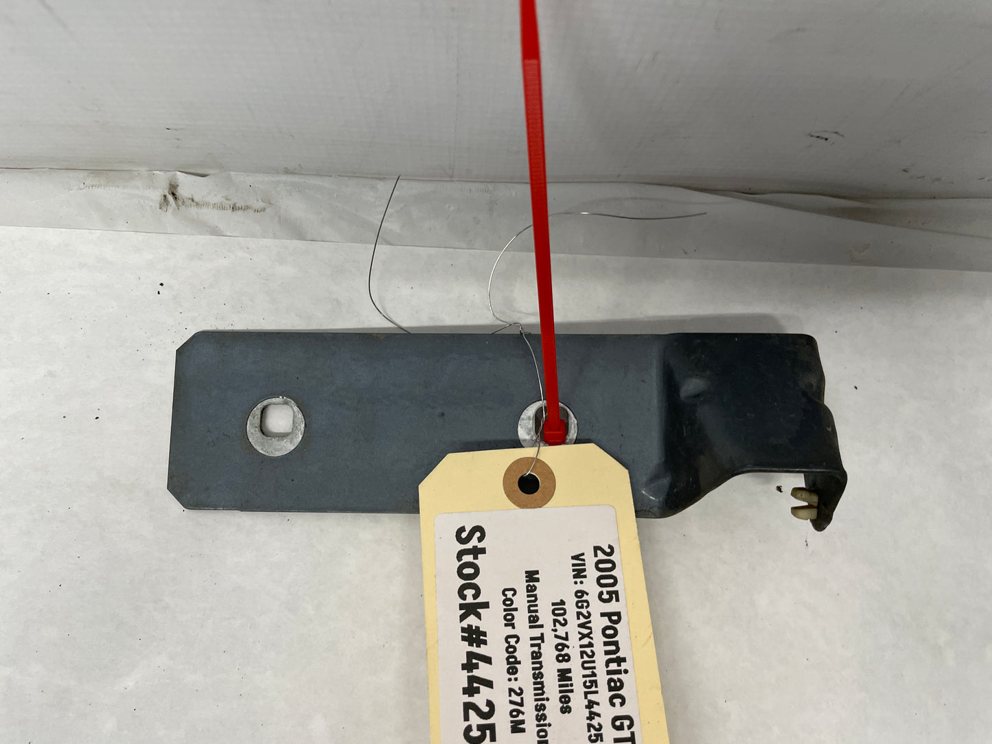 2005 Pontiac GTO RH Passenger Fender Side Skirt Rocker Molding Support Bracket OEM - Day's Parts Yard