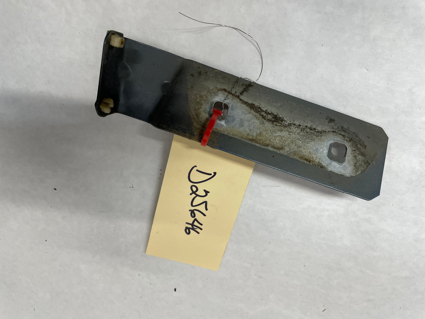2005 Pontiac GTO RH Passenger Fender Side Skirt Rocker Molding Support Bracket OEM - Day's Parts Yard