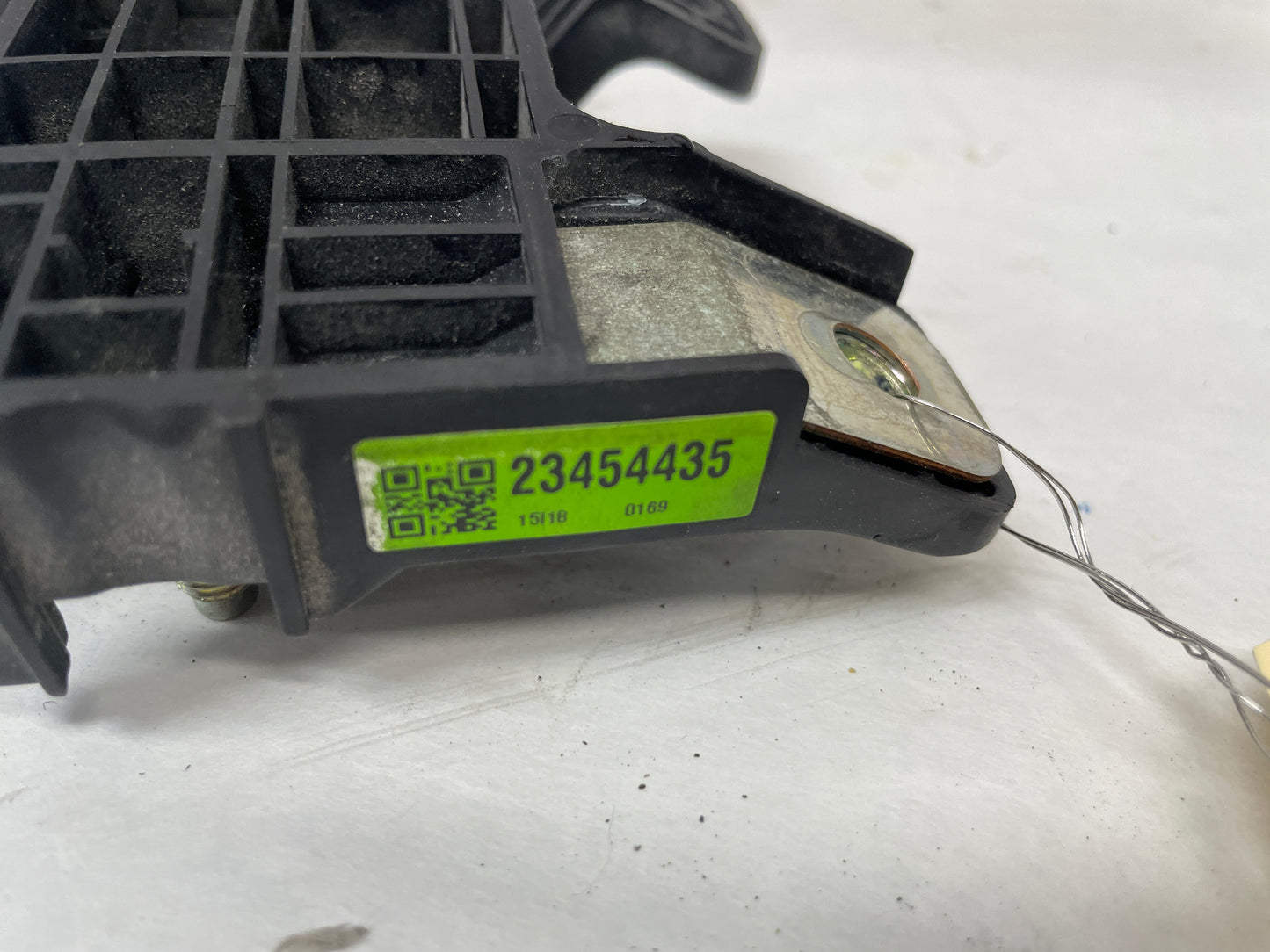 2016 Cadillac ATS-V Coupe Battery Distribution Engine Compartment Fuse Block OEM - Day's Parts Yard