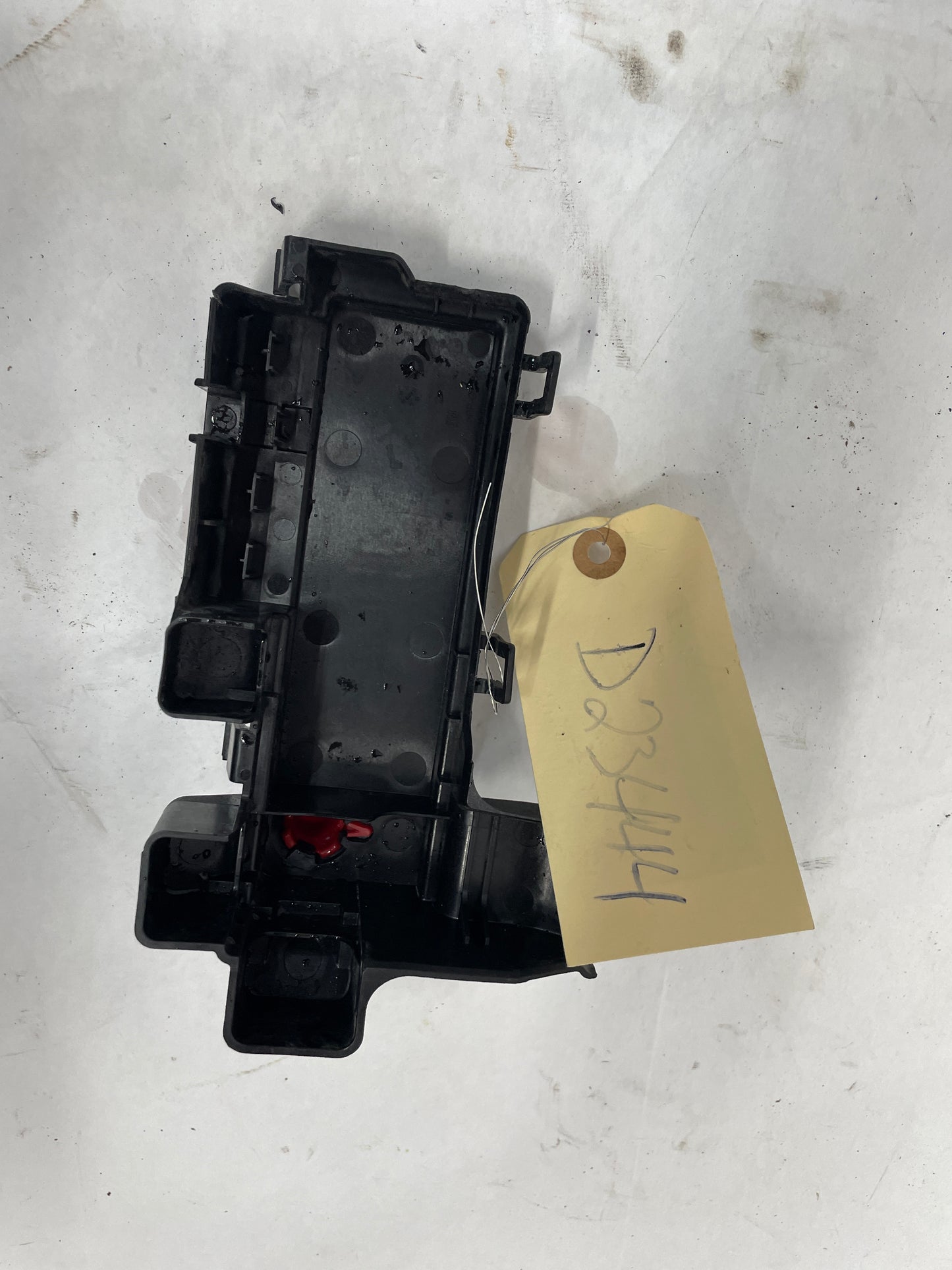 2016 Cadillac ATS-V Coupe Battery Distribution Engine Compartment Fuse Block Lid OEM - Day's Parts Yard