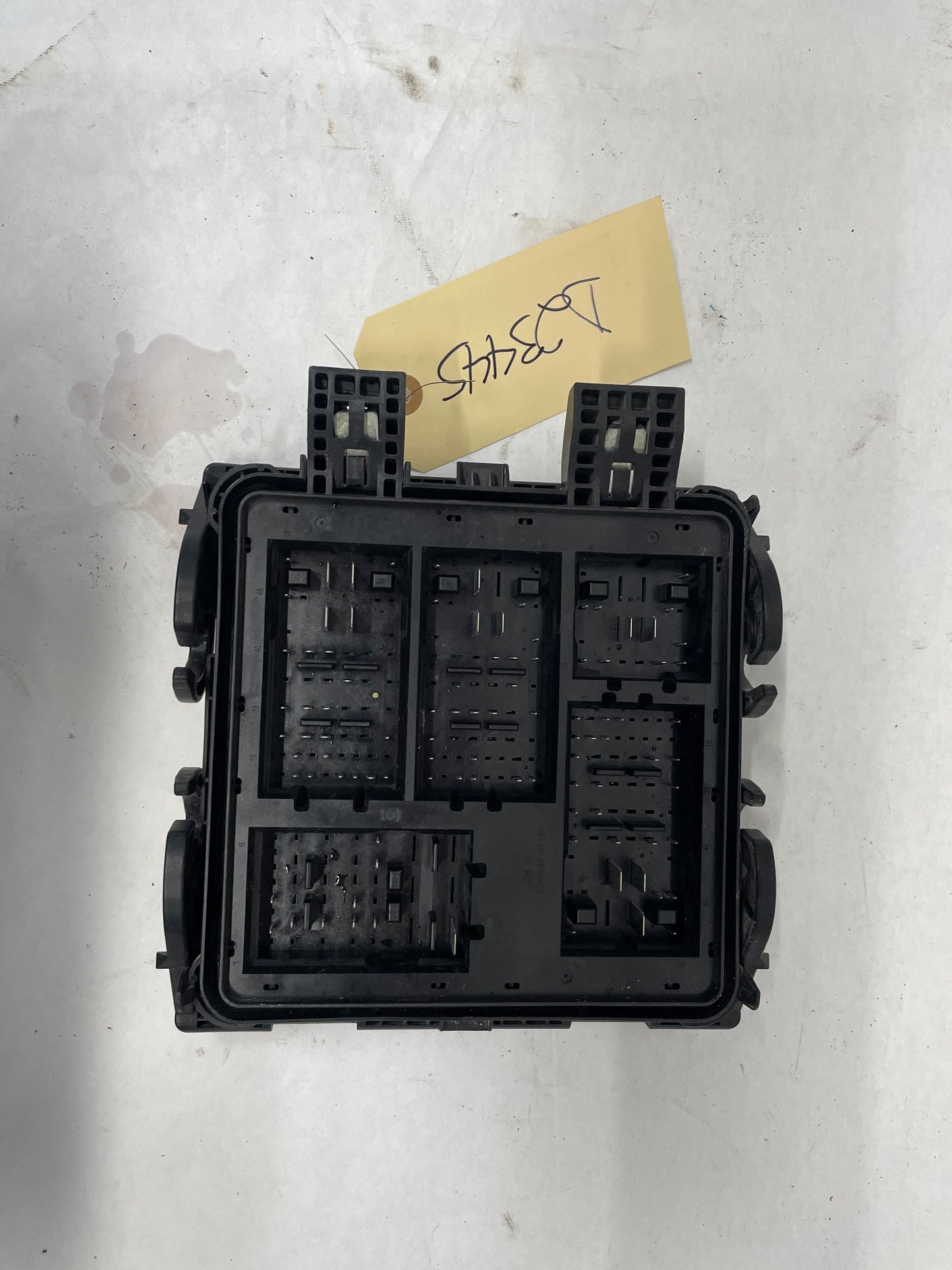 2016 Cadillac ATS-V Coupe Engine Wiring Harness Fuse Relay Junction Box Block OEM - Day's Parts Yard