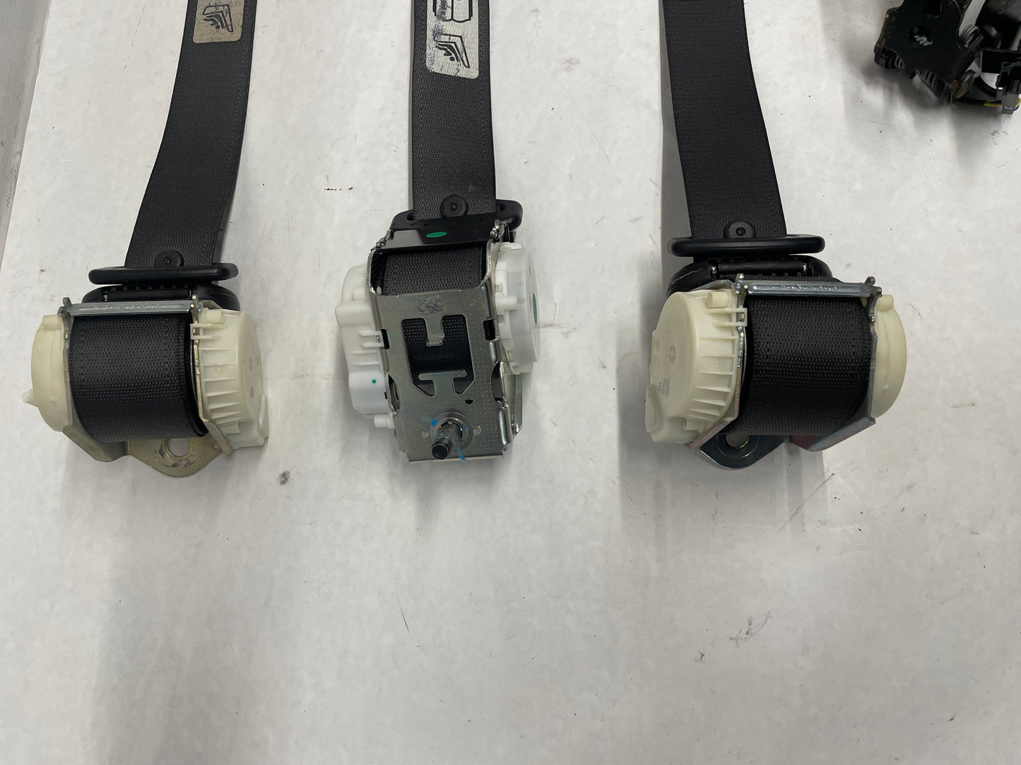 2014 Chevy SS Sedan Rear Seatbelt Seat Belt Retractors w/ Buckles Set OEM