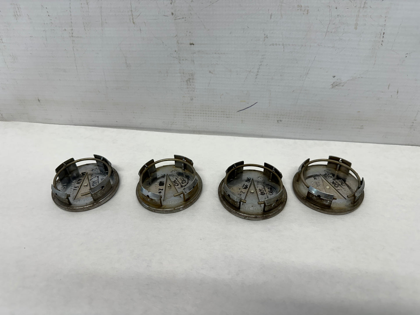 2006 Pontiac GTO Wheel Center Cap Set OEM - Day's Parts Yard