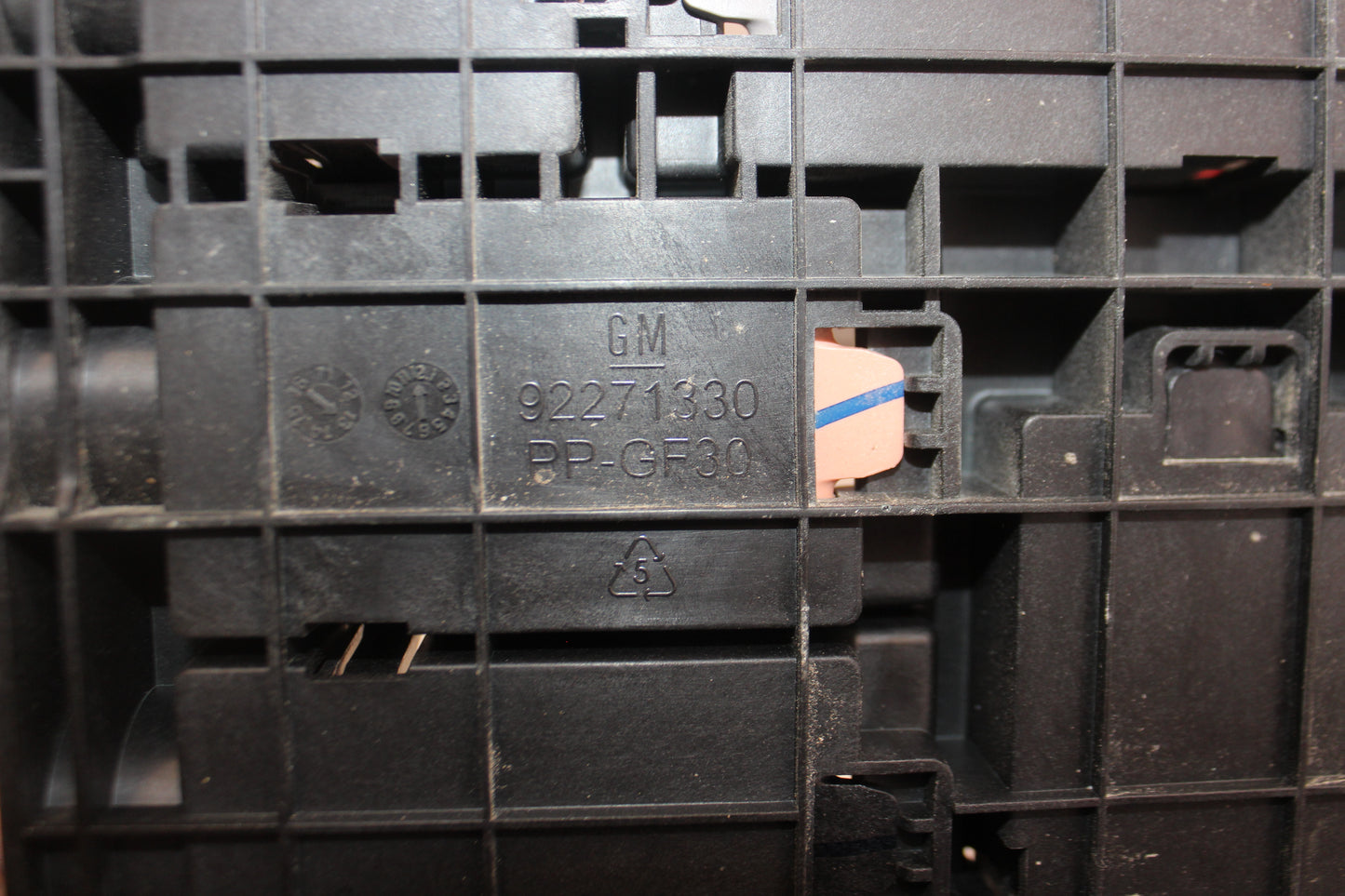 2014 Chevrolet SS Sedan Fuse Panel Retainer Block OEM - Day's Parts Yard